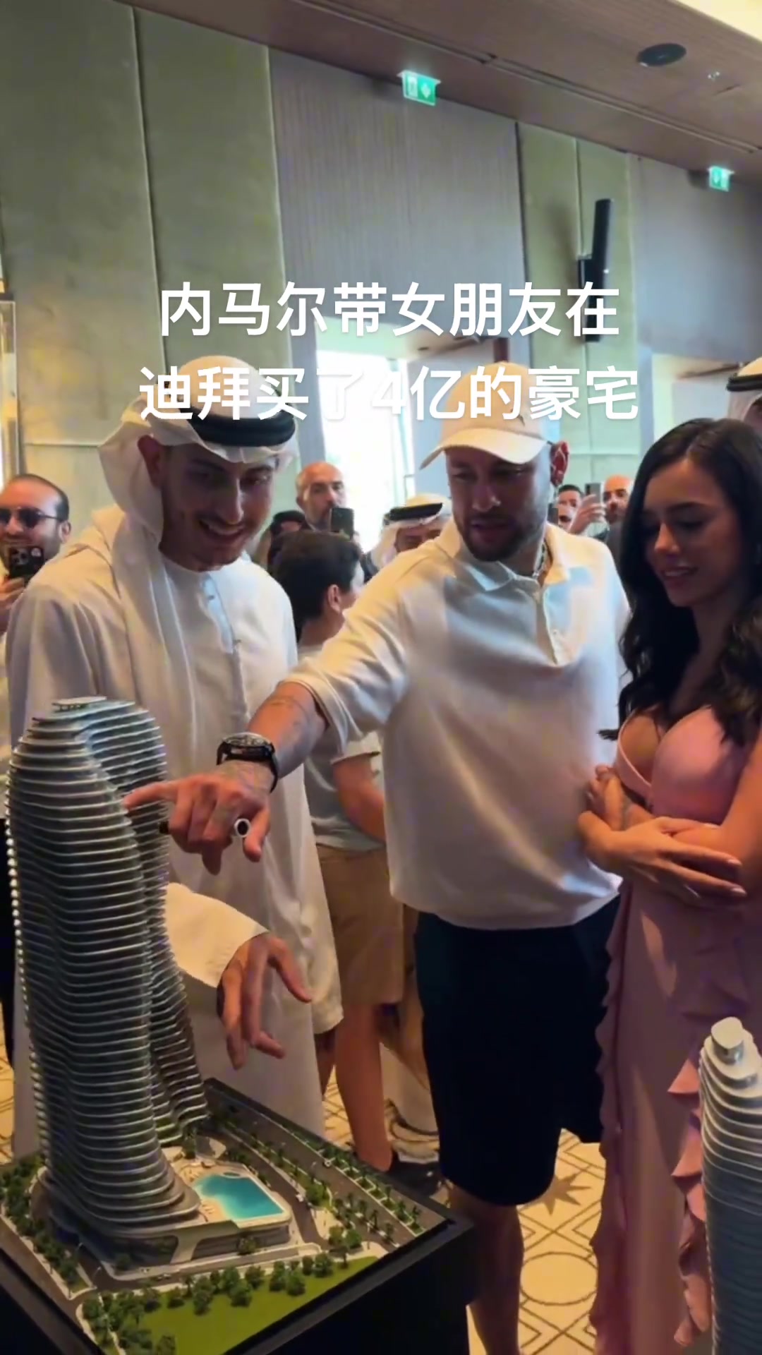 真有錢啊內(nèi)馬爾攜女友在迪拜購置價值4億人民幣的豪宅